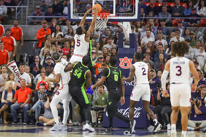 Chris Moore dunks vs South Florida for Auburn basketball.